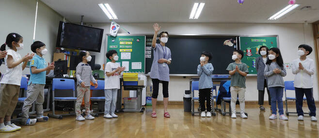 14일 아침 서울 은평구 은빛초등학교 1학년 아라반 학생들이 수업을 듣고 있다. 김혜윤 기자 unique@hani.co.kr