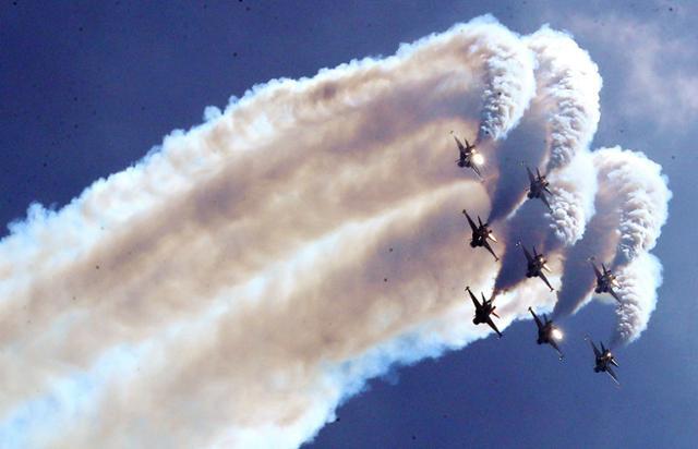 제99회 어린이날을 맞아 공군 특수비행팀 '블랙이글스'가 5일 충남 천안 독립기념관 상공에서 축하 비행을 하고 있다. 연합뉴스