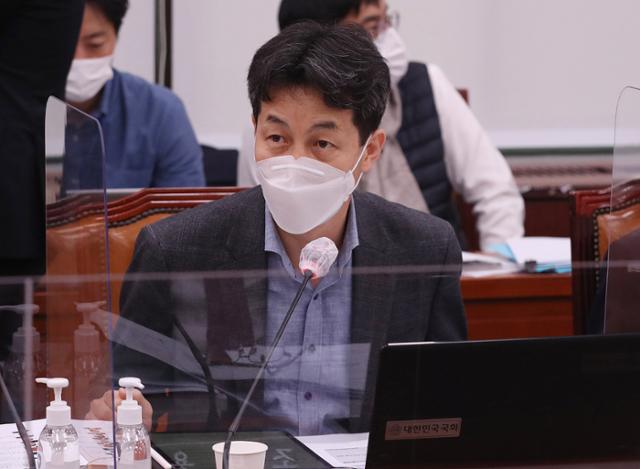 윤건영 더불어민주당 의원이 지난해 10월 서울 여의도 국회에서 열린 외교통일위원회 국정감사에서 질의 하고있다. 오대근 기자