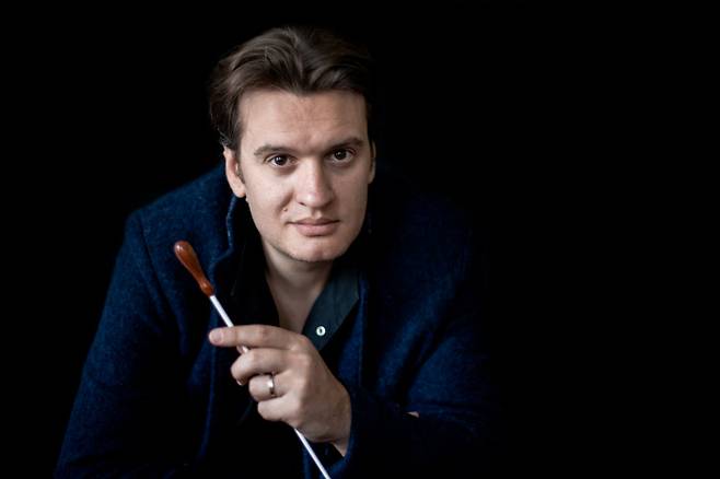 비올리스트 마티외 에르조그는 2014년 지휘자로 방향을 바꿨다. 오는 21일 코리안 심포니를 지휘하는 그는 “콘서트가 끝난 후에도 청중 귓가에 계속 맴도는 연주회를 만들고 싶다”고 했다.   ⓒRemi Riere