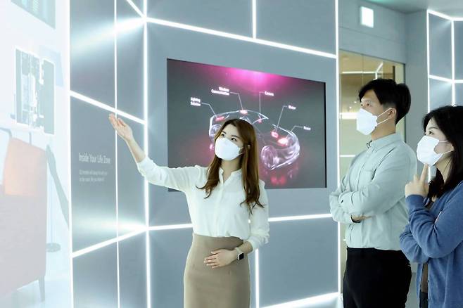 An LG Innotek worker explains the company’s products to visitors at InnoTech Hall, an exhibition space within LG Science Park in Seoul. (LG Innotek)