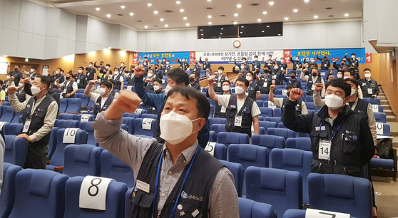 Labor union at Hyundai Motor holds meeting at Ulsan factory on May 12. [YONHAP]