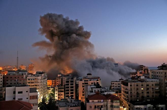 11일(현지시간) 이스라엘의 공습을 받은 팔레스타인 가자지구에서 연기가 뿜어져 나오고 있다./사진=AFP