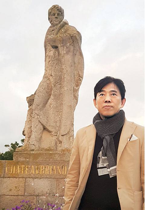김병종 화백이 샤토브리앙 동상 앞에서 포즈를 취했다.