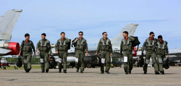 2017년 6월 미국 알래스카에서 미 공군이 주관한 다국적연합공군훈련인 ‘레드플래그 훈련’에 참가한 우리 공군 조종사들이 현지에서 비행 훈련을 마치고 기지로 복귀하는 모습. 내달 10일부터 실시하는 이 훈련에 우리 공군이 3년 만에 전투기를 파견한다. 공군 제공