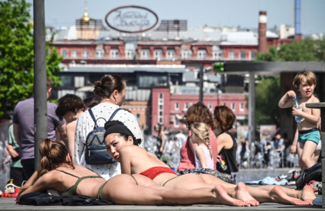 지난 17일 모스크바의 기온이 30도 가까이 오른 가운데 시민들이 일광욕을 즐기고 있다. AFP=연합뉴스