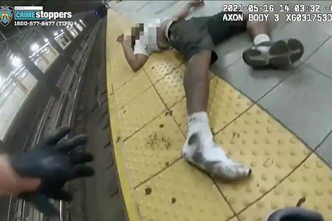 미국 현지시간으로 지난 16일 오후 2시경, 뉴욕의 한 지하철 선로에 남성이 떨어지자 현지 경찰 2명(아래)이 위험을 무릎쓰고 남성을 구조했다.