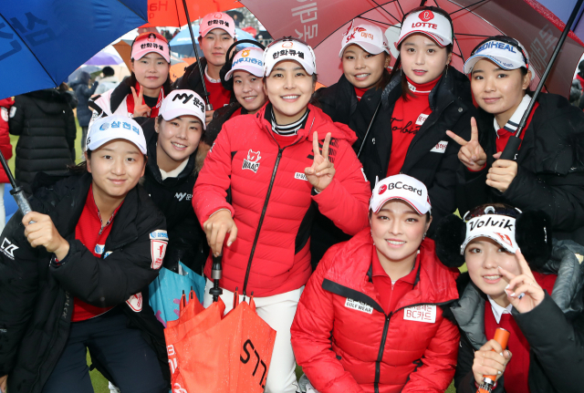 챔피언스 트로피 박인비 인비테이셔널에 참가해 기념 촬영하는 한국여자프로골프(KLPGA) 투어 선수들. /연합뉴스