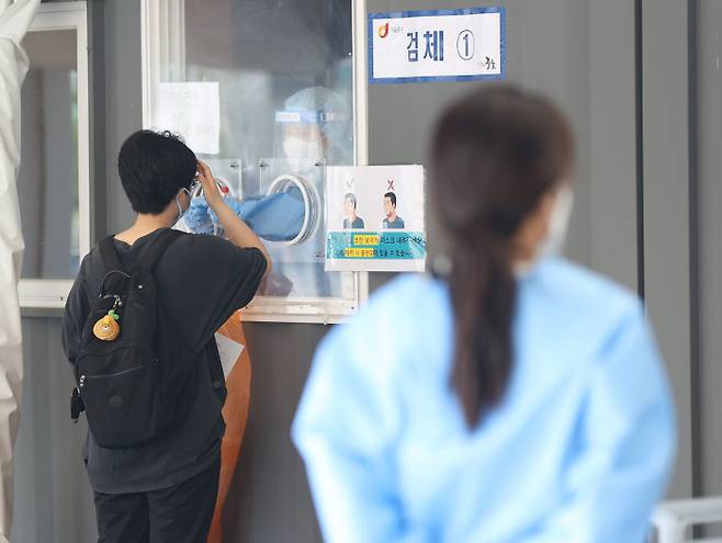 서울역 광장에 설치된 임시선별검사소에서 한 시민이 검체 검사를 받고 있다. 연합뉴스
