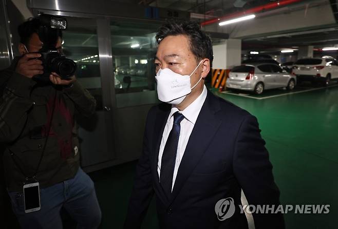 김오수 검찰총장 후보자 출근 (서울=연합뉴스) 류영석 기자 = 김오수 검찰총장 후보자가 18일 오전 인사청문회 준비단 사무실이 차려진 서울 서초구 서울고검으로 출근하고 있다. 2021.5.18 ondol@yna.co.kr