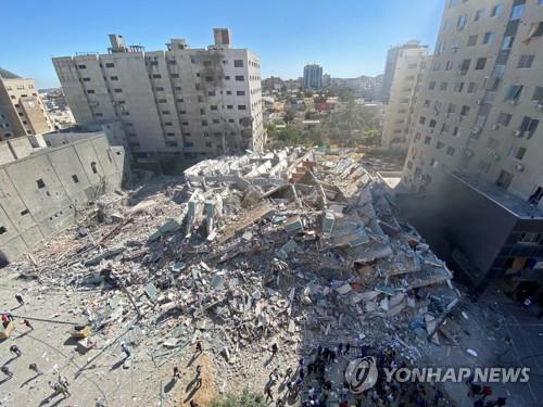 이스라엘의 공습으로 무너진 가자지구의 건물 더미 [로이터=연합뉴스]