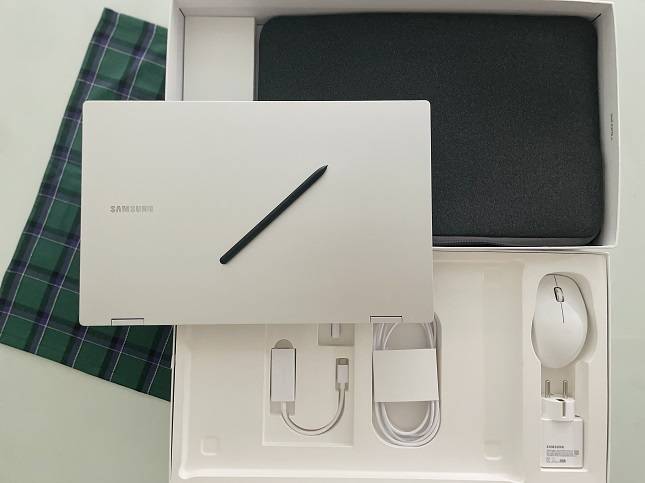 갤럭시북 프로 360 구성품. /사진=백유진 기자 byj@