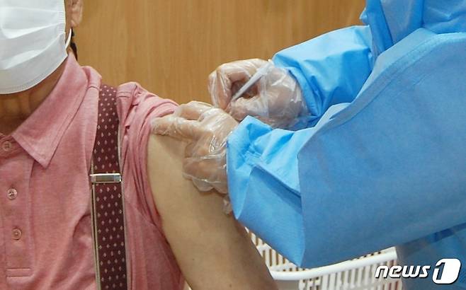 코로나19 백신 예방접종 <자료사진> © 뉴스1