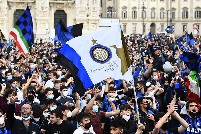 Soccer Football - Serie A - Inter Milan fans celebrate winning Serie A - Milan, Italy - May 2, 2021 Inter Milan fans celebrate winning Serie A outside the Duomo di Milano REUTERS/Flavio Lo Scalzo