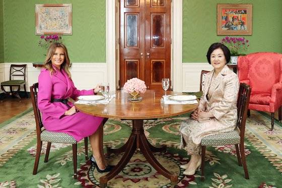 2018년 방미 대 김정숙 여사와 멜라니아 여사가 11일 오후(현지시간) 오찬 전 백악관 그린룸을 둘러보고 있다. 김 여사와 멜라니아 여사는 오벌오피스에서 정상 부부간 기념촬영 후 여사 간 일대일 오찬을 했다. 연합뉴스