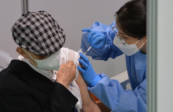 17일 오후 대전의 한 예방접종센터에서 의료진이 어르신들에게 화이자 백신 2차 접종을 신중히 하고 있다. [프리랜서 김성태]