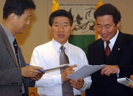 2002년 11월 1일 노무현 대통령 후보가 서울 여의도 당사에서 이낙연 대변인과 방송녹화 원고를 검토하고있다. 중앙포토