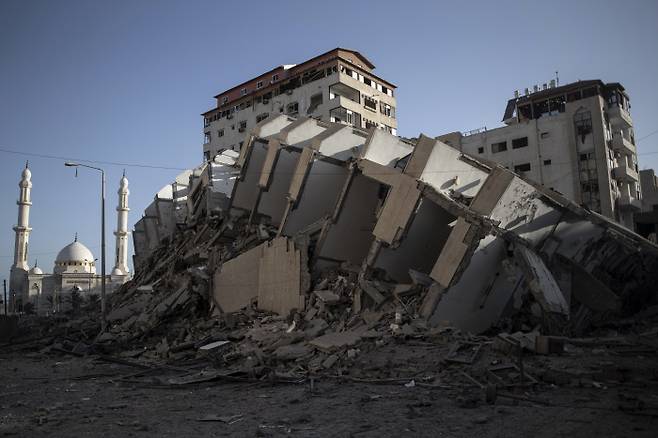 이스라엘과 팔레스타인의 무력 충돌이 사흘째 이어지고 있는 가운데 12일(현지시간) 가자지구에는 이스라엘군의 공습으로 무너진 건물이 위험천만한 모습으로 남아 있다. 가자지구 | AP연합뉴스