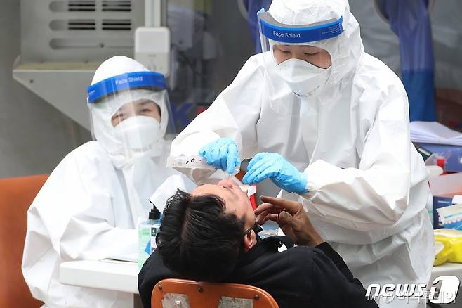 지난 18일 대구 달서구보건소 선별진료소에서 외국인 근로자와 이슬람 신도 등이 코로나19 검사를 받고 있다./사진제공=뉴스1