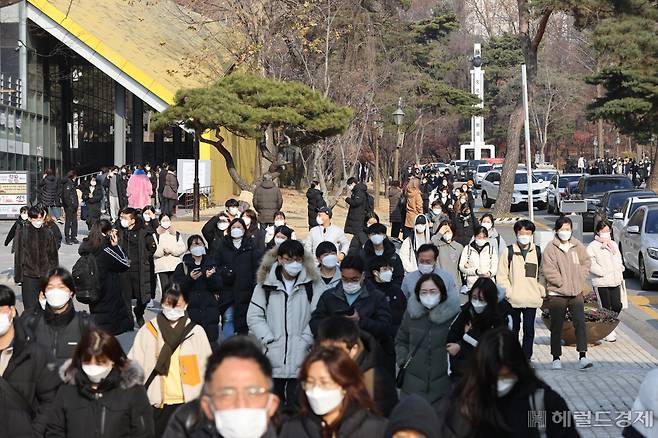 2021학년도 수시모집 논술고사가 치러진 지난해 12월6일 오전 서울 동대문구 경희대학교에서 시험을 마친 수험생들이 논술고사장을 빠져나오고 있다. [연합]