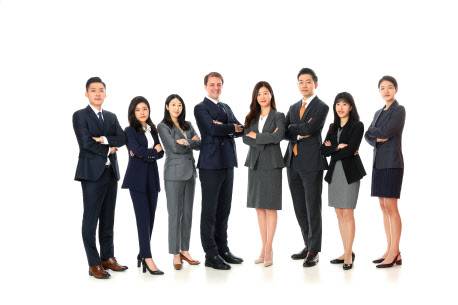 법무법인 대륙아주 글로벌 에너지·인프라PG 구성원. (왼쪽부터) 박경석 변호사, 이남희 외국변호사, 김경 외국변호사, 티모시 디킨스 선임외국변호사, 박미현 총괄 변호사, 노현철 파트너변호사, 박혜나 변호사, 전예라 변호사 (사진=법무법인 대륙아주)