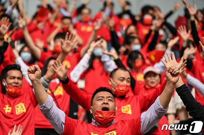 중국 축구 대표팀을 응원하는 팬들의 모습 © AFP=뉴스1