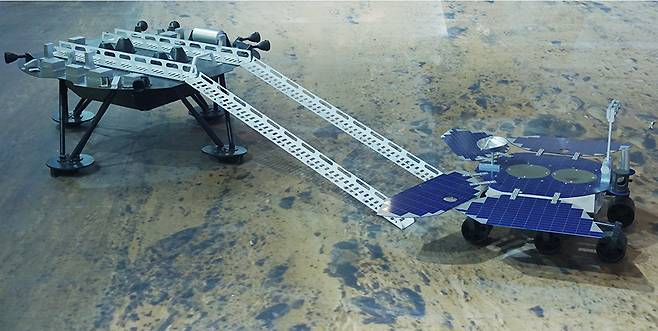 주릉이 착륙지에서 경사면을 활용하는 모습을 보여주는 모델 사진