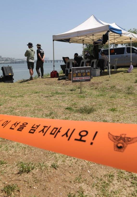 해군 군사경찰들이 어제(19일) 서울 반포한강공원 택시 승강장 인근에서 고(故) 손정민씨 친구 A씨 휴대전화를 수색하고 있다. 경찰은 고(故) 정민씨 실종 당일 오전 '한 남성이 한강에 입수하는 것을 목격했다'는 제보를 받아 사실관계를 확인하고 있지만 입수자의 신원은 확인하지 못했다. /사진=뉴스1