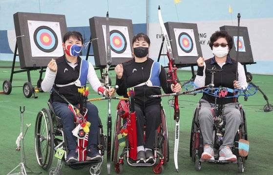 ‘엄마 궁사’ 신화를 준비하는 조장문, 김란숙, 김옥금(왼쪽부터). [사진 대한장애인체육회]