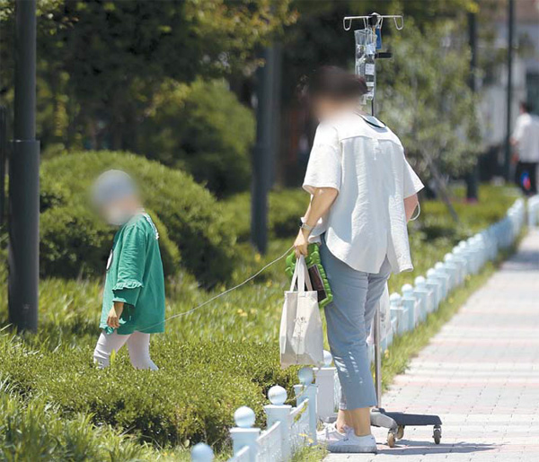19일 서울 종로구 서울대학교어린이병원에서 보호자와 산책을 나온 어린이 환자가 정원을 걸어가고 있다. [이충우 기자]