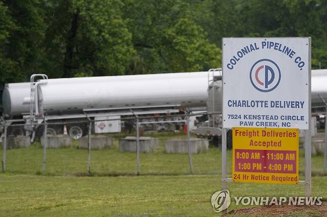 미국 샬럿의 콜로니얼파이프라인 시설 인근에 주차된 유조차 [AP=연합뉴스 자료사진]