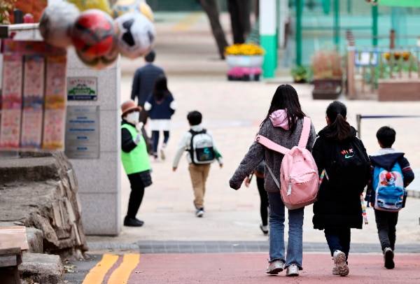 서울의 한 초등학교 학생들이 등교하고 있다. /연합뉴스