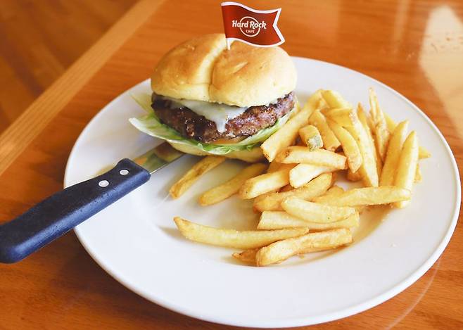 출처: 오리지널 레전더리 버거_<무작정 따라하기 괌>