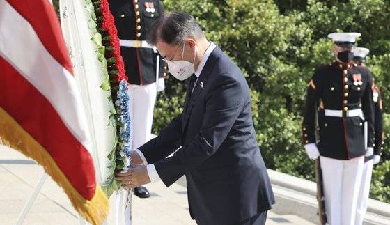 문 대통령, 알링턴 무명용사 묘에 헌화