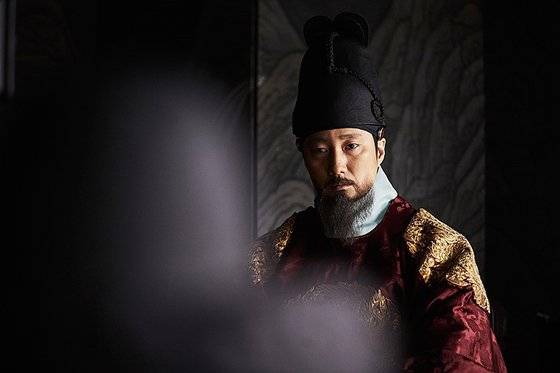 17세기 초반 조선은 명나라와 후금 사이에서 매우 곤혹스러워했다. 영화 ‘남한산성’(2017)에서 인조로 나온 박해일.
