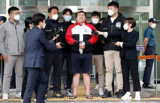 술값 시비 끝에 손님을 살해한 뒤 훼손한 시신을 유기한 혐의를 받는 노래주점 업주 허민우가 21일 오전 인천시 미추홀구 미추홀경찰서 유치장을 나와 검찰로 송치되기 전 피해자에게 사과하고 있다. 연합뉴스