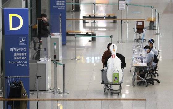 정부는 코로나19의 국내 유입을 막으려 지난 2월부터 모든 입국자에게 유전자증폭(PCR) 검사 음성 확인서 제출을 의무화하고 있다. 뉴스1