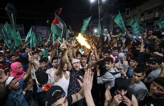 21일(현지시간) 새벽 가자지구 주민들이 휴전 소식에 거리로 뛰어나와 환호하고 있다.[AFP=연합뉴스]