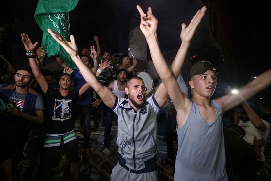21일(현지시간) 새벽 가자지구 주민들이 휴전 소식에 거리로 뛰어나와 환호성을 지르고 있다.[AFP=연합뉴스]