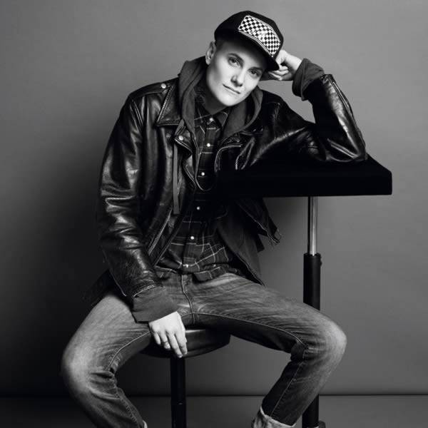 출처: http://www.odditycentral.com/pics/casey-legler-the-woman-who-works-as-a-male-model.html