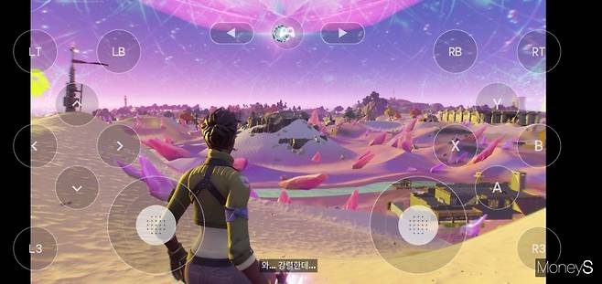 기자가 엔비디아가 ‘지포스 나우’(GeForce Now)를 통해 에픽게임즈의 게임 '포트나이트'를 플레이하는 화면. 작은 모바일 화면에 꽉 차는 조작키가 조합해보이지만 그래픽 만큼은 최고. /사진=게임화면 캡처
