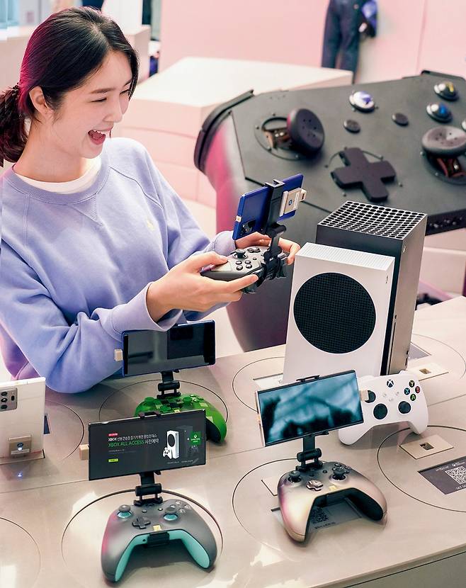 스마트폰에 게임패드를 연결해 엑스박스(Xbox) 게임을 하는 모습. /사진제공=SK텔레콤