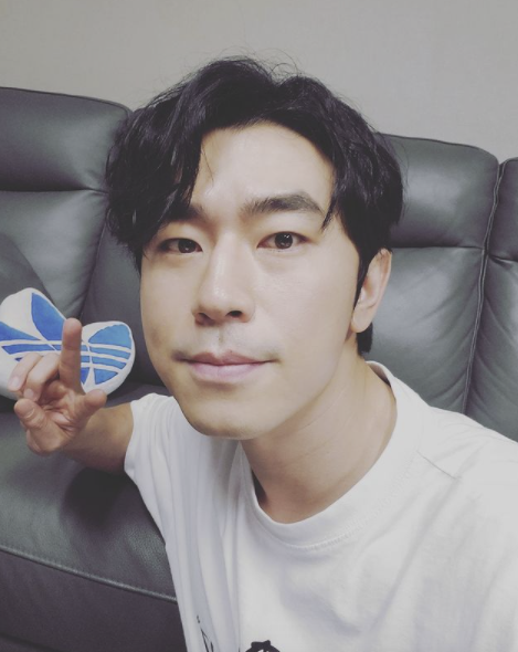 Lee Si Eon I Live Alone Got Off And Opened Up His Face A Handsome Face