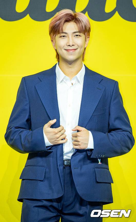 [OSEN=민경훈 기자]방탄소년단(BTS) RM이 무대 위에서 포토타임을 갖고 있다./ rumi@osen.co.kr
