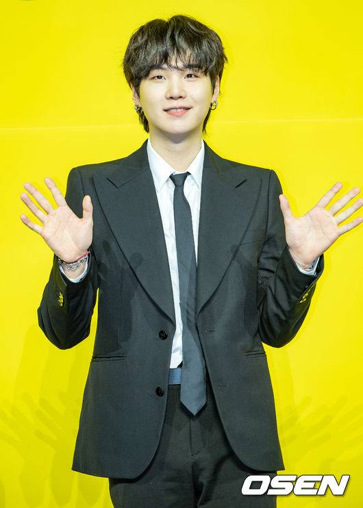 [OSEN=민경훈 기자]방탄소년단(BTS) 슈가가 무대 위에서 포토타임을 갖고 있다./ rumi@osen.co.kr