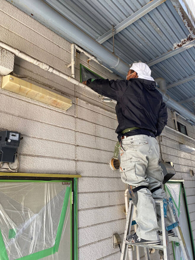 필자 회사의 페인트 및 방수 기술자가 도쿄의 2층 주택 도장 공사를 하고 있다. ⓒ박철현 제공