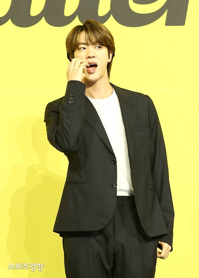 방탄소년단 멤버 진이 21일 송파구 올림픽공원 올림픽홀에서 진행된 ‘Butter’ 발매 기념 글로벌 기자간담회에서 포즈를 취하고 있다./김선희 기자 hanonly@kyunghyang,com