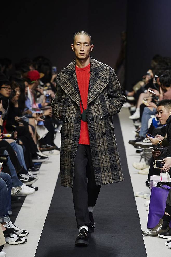 출처: 커스텀멜로우 17FW