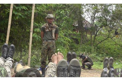 반(反)군부 훈련병 교관이 된 헤인 또 우 미얀마군 소령(서있는 이) [미얀마 나우 캡처. 재판매 및 DB 금지]