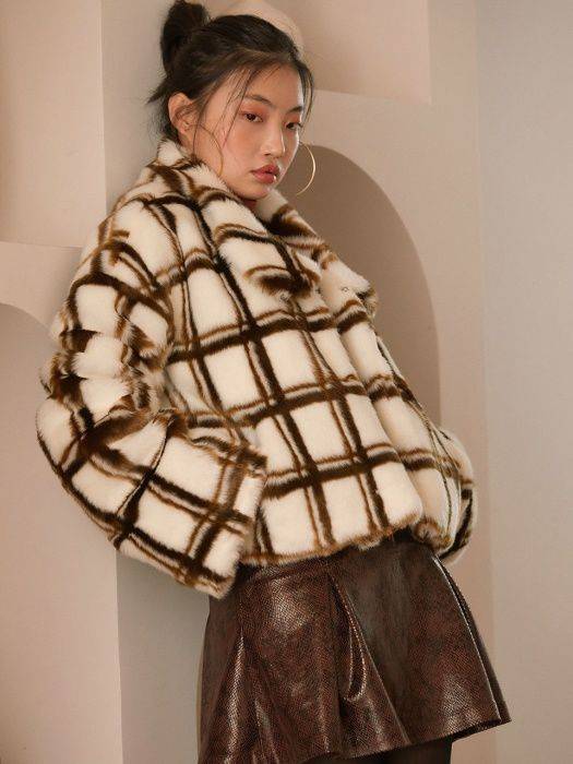 출처: W컨셉 하 밀크 체크 페이크 퍼 아이보리